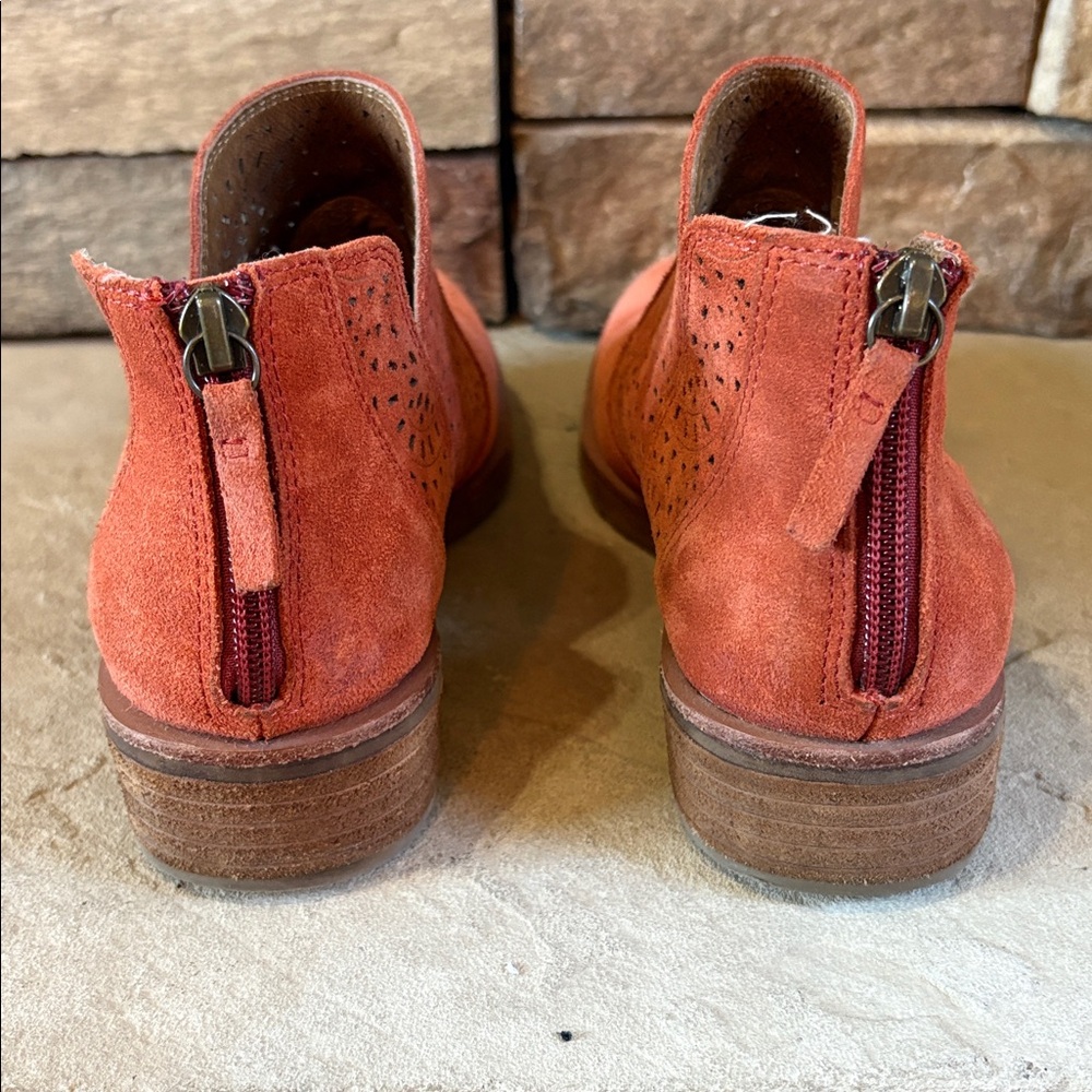 Sofft sz 7.5 burnt orange suede booties with cut out details - Picture 7 of 11